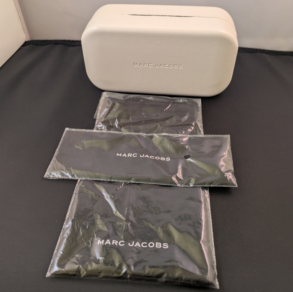 🆕 Marc Jacobs Sunglass White Case with Cleaning Cloth and Drawstring Bag